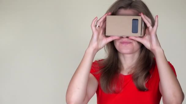 Emotional woman gets scared of view from virtual reality glasses. closeup — ストック動画