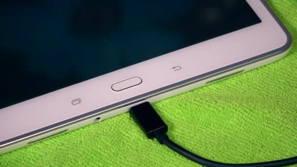 main détacher le câble de l'appareil tablette sur fond vert 