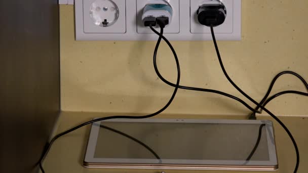 Hombre manos conectar cables micro USB a los teléfonos inteligentes y la carga de la tableta — Vídeo de stock