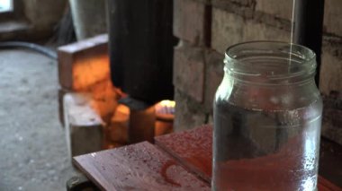 yasadışı içki alkol üretim kırsal çiftlik odasında son aşaması. 4k