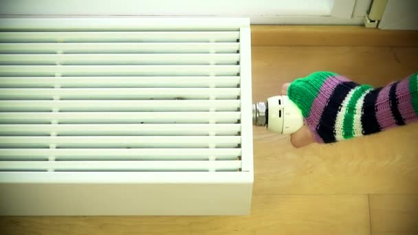 Braços femininos com luvas aumentam a temperatura do radiador e as mãos quentes . — Vídeo de Stock