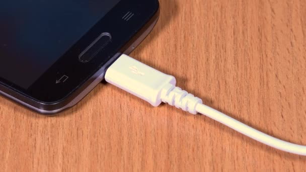 Débranchez à la main micro câble USB du téléphone intelligent 