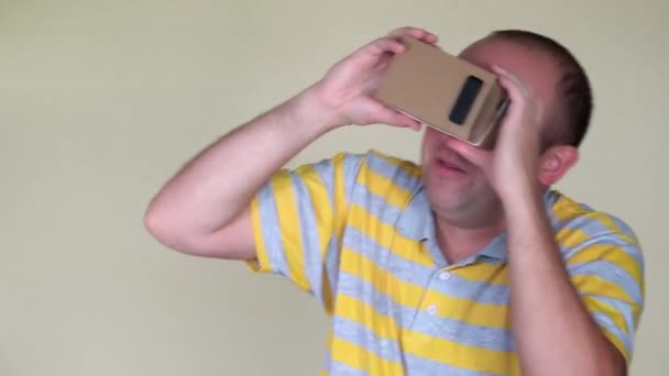 Человек, играющий с очками виртуальной реальности. Крупный план — стоковое видео