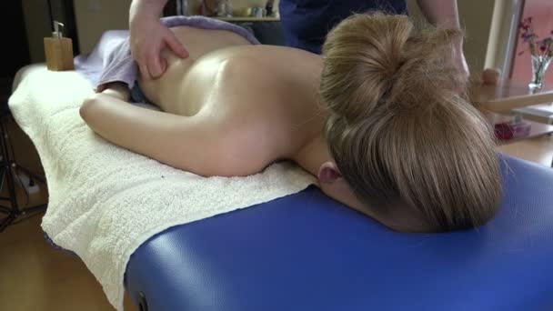 Masseur make meisje terug massage vinger beweging op massagetafel. 4k — Stockvideo