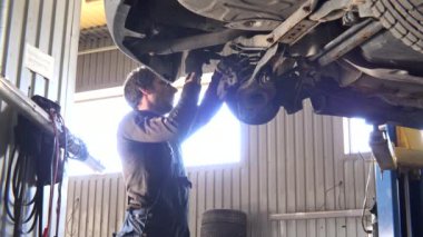 servis teknisyeni adam anahtarı aracı çalışma Otomobil fren sistemi ile.