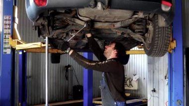 araba garajında çalışan erkek auto makinist