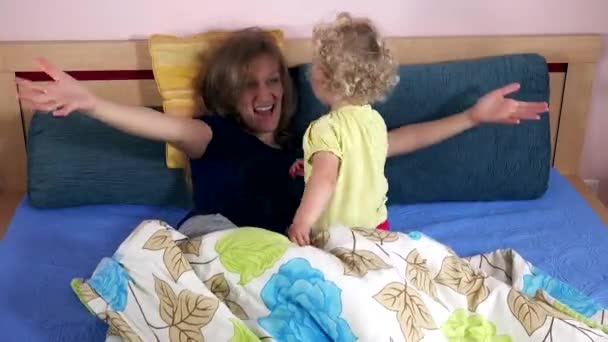 Mulher com criança escondida embrulhada — Vídeo de Stock