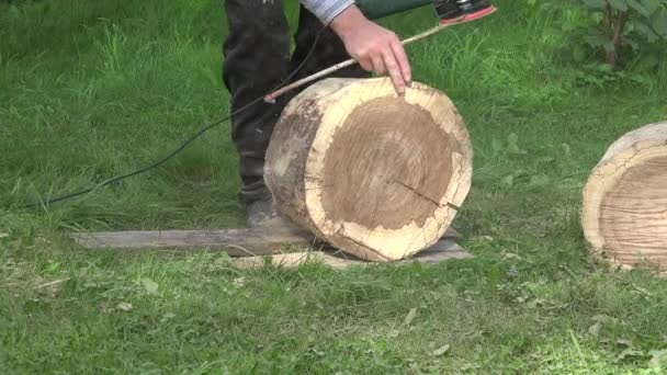 木匠用手持功率砂光机砂橡树树皮表面平滑。特写镜头。4 k — 图库视频影像