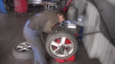 erkek mekanik karşı araba tekerlek dengeleyici onarım hizmet üzerinde