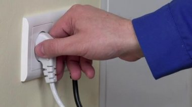 Ellerini fişi elektrik prizine takın