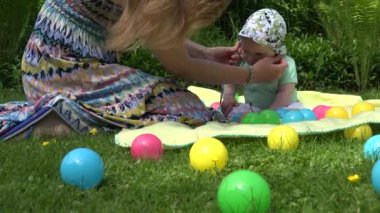 Anne eller mutsuz bebek kızı kafasından park açık kap koymak. 4k