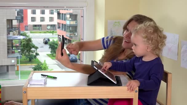 Mãe com criança atirar fotografias selfie com smartphone . — Vídeo de Stock