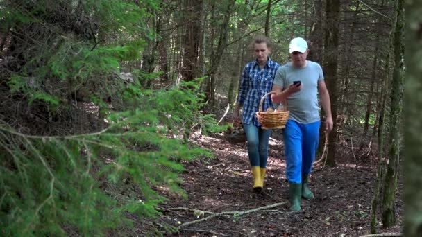 Пара чоловік і жінка сперечаються, щоб знайти вихід з лісу з смартфона gps — стокове відео
