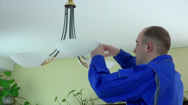 Eletricista homem subir e mudar lâmpada para econômico . — Vídeo de Stock