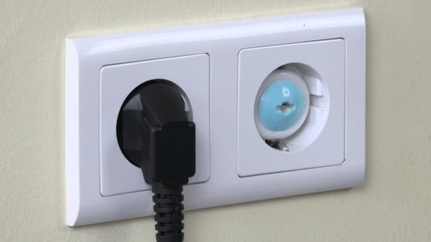 Hand Verwijder veiligheid stekker uit elektriciteit stopcontact en steek plug draad — Stockvideo