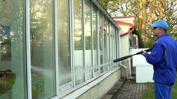 Industrieel gebouw wassen van diensten. man met hoge druk waterstraal gereedschap. — Stockvideo