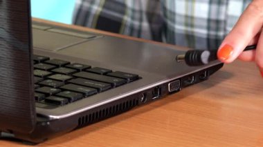 El dizüstü bilgisayar güç kablosunu takın