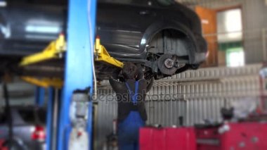 Araba mekanik çalışan onarım süspansiyon kaldırdı otomobil tamir Garage.