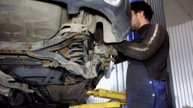 otomatik mekanik adam araba fren sistemi üzerinde çalışma.