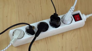 kadın el elektrik uzantısı anahtarının birçok fişleri ile açın.