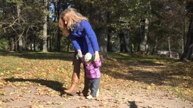 Anne ile bebeği bir sonbahar Park yürüme. 4k