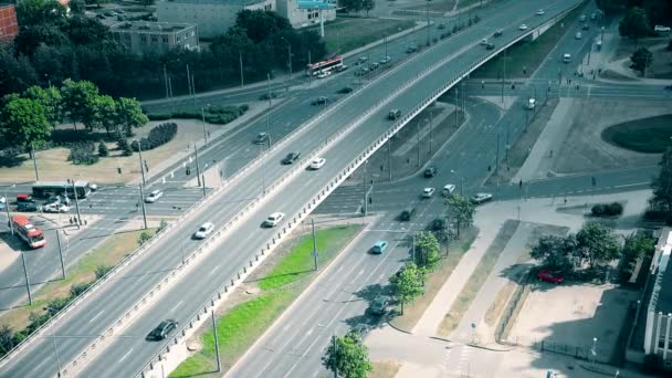 Straßenkreuzung mit Ampeln und Viadukt voller stark befahrener Autos. — Stockvideo