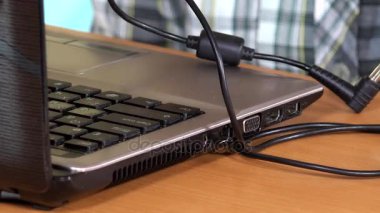 El dizüstü bilgisayar güç kabloyu takın