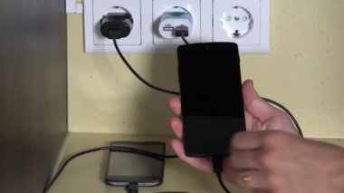 El eklemek duvar şarj cihazı ve tutmak için akıllı telefon