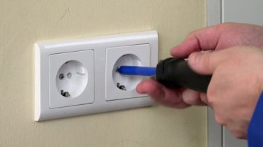 elektrik prizi tamir tornavida ile erkek el