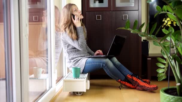 Happy free lance femme d'affaires organiser ses travaux à la maison . — Video