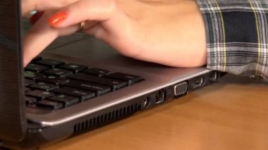 El HDMI ekran kablosunu dizüstü bilgisayara takın. Portre