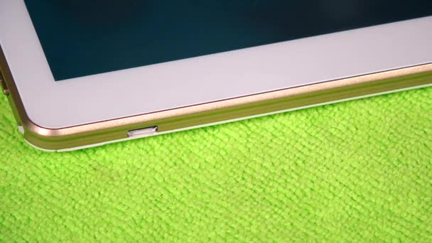 Femme branchez le câble micro USB blanc à l'ordinateur tablette intelligente 