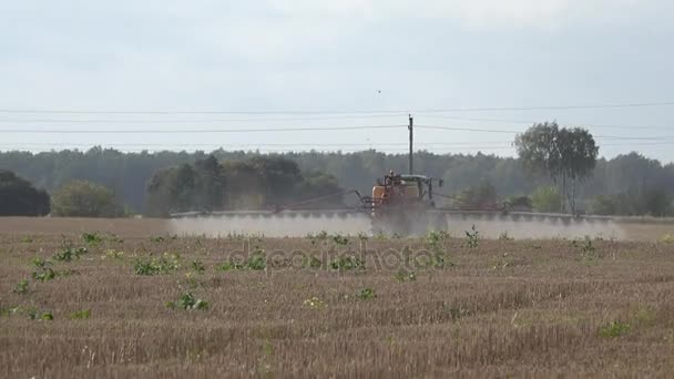 Traktor besprüht Stoppelfeld im Herbst mit Herbizidchemikalien Vergrößern. 4k — Stockvideo