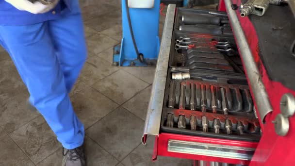 Automechanik s špinavý použitých a nových dílů — Stock video