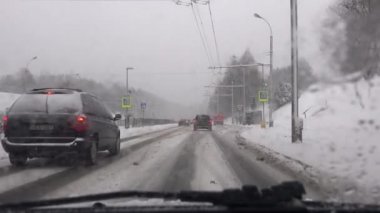 Donmuş yolda yaya zebra geçiş önce araba durdurmak. Blizzard kar olur