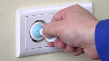 El Emanet fişini elektrik prizinden çıkarın ve şarj cihazı takın