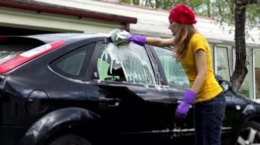 profesyonel kadın araba yıkama sabunlu sünger ile araba pencere Temizleme.