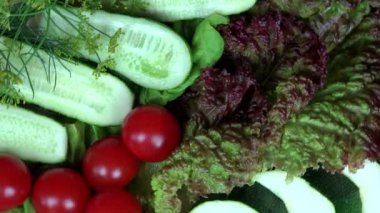 Domates, salatalık, kabak, marul ve dereotu. Saat yönünün tersine döner