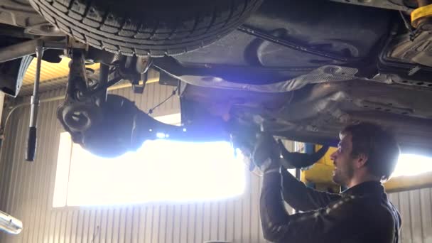 Auto mekaniker reparation bil mot intensivt ljus. — Stockvideo
