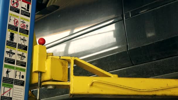 Güvenli araba Asansör Asansör garaj ve Emanet Resimler ve yönergeleri — Stok video