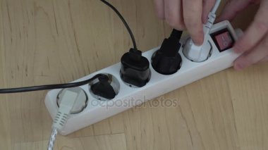 adam el elektrik uzantısı kapatın açın ve kabloları çıkarın.