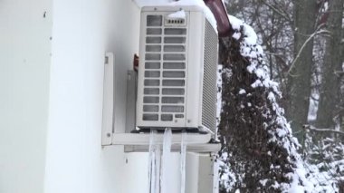 Isı pompası sistemi ev duvar altında kışın donmuş buz kazık. 4k