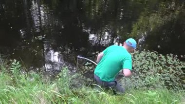 arkadan görünüşü ile yaprak, sarmaşık büyümüş adam temiz su birikintisi. 4k