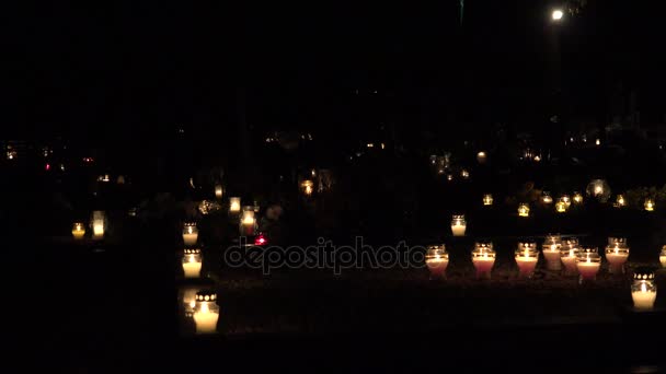 Friedhof dekoriert mit Kerzen für alle Heiligen Tag und Nacht. 4k — Stockvideo