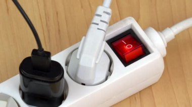 kadın parmak düğmesini kapatın elektrik uzantısı birçok fişleri ile.