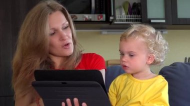 Anne kızı darbe ile tablet görüntülü konuşma babana bir öpücük atmak