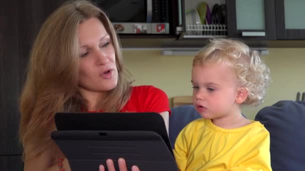 Moeder met dochter klap werp een kushandje naar vader op tablet video gesprek — Stockvideo