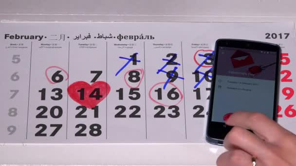 Mujer usando el calendario de papel y el teléfono inteligente para sincronizarlos — Vídeo de stock