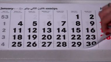 Kadın el gözyaşı 2016 yıl geçmiş takvim kağıt sayfaları
