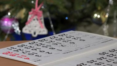 el daire mavi marker ile takvim üzerinde Aralık 25 gün. Noel ağacı